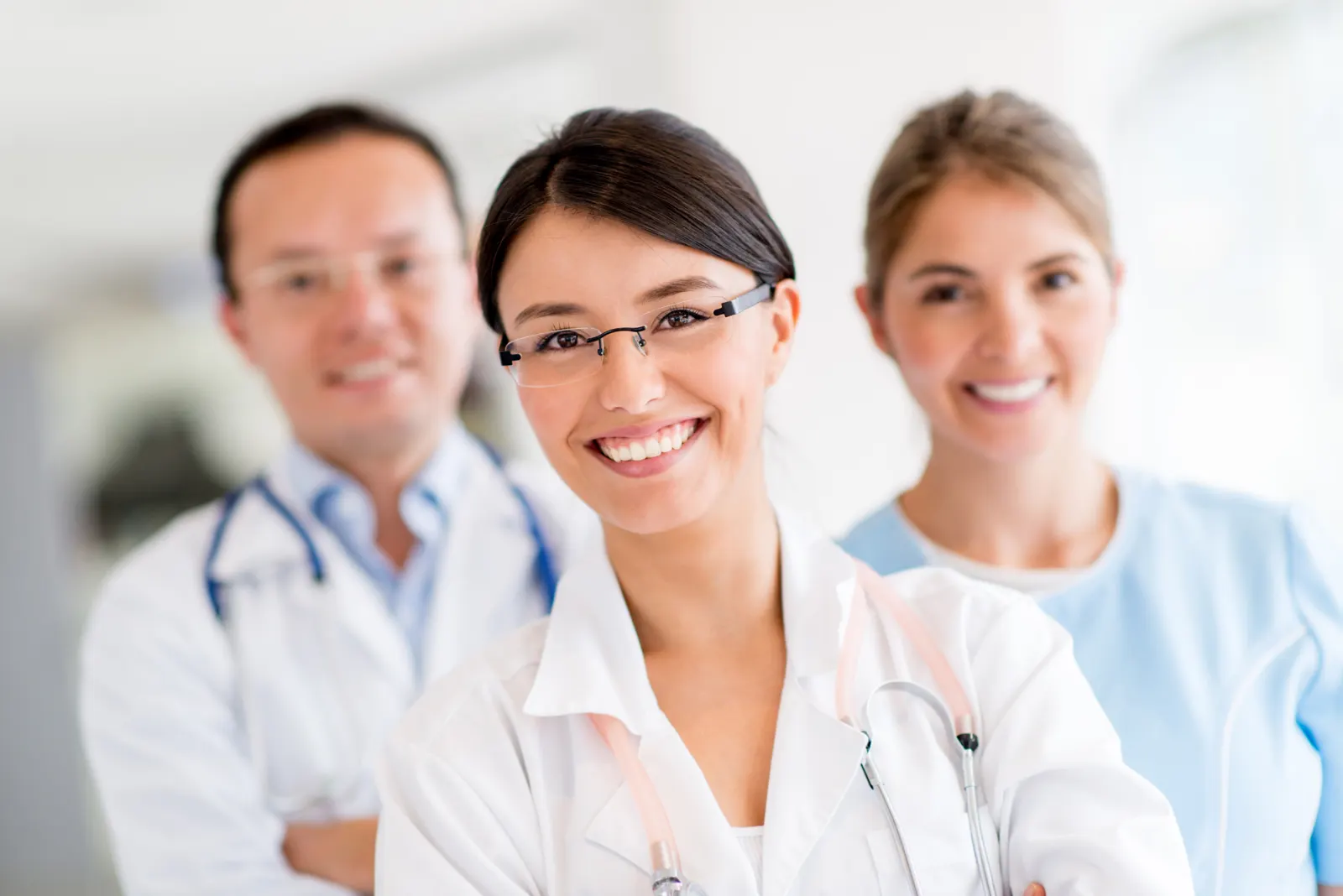 Equipe de médicos reunida em ambiente clínico